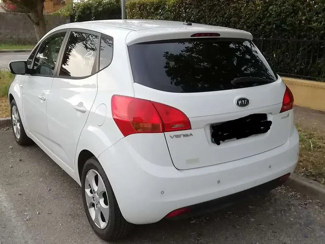 Usata Kia Venga 90 CV (66 kW) 2011 Bianco Utilitaria