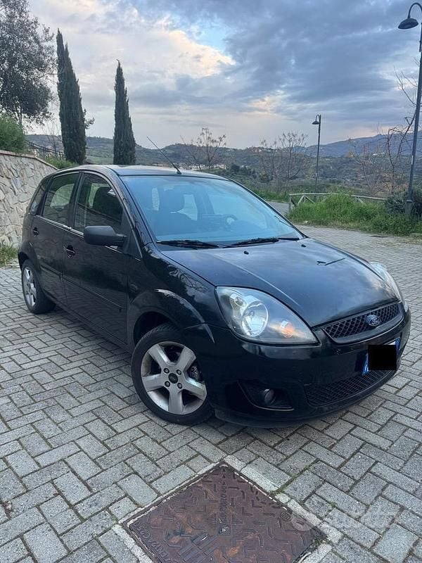 Usata Ford Fiesta 68 CV (50 kW) 2008 Nero Utilitaria