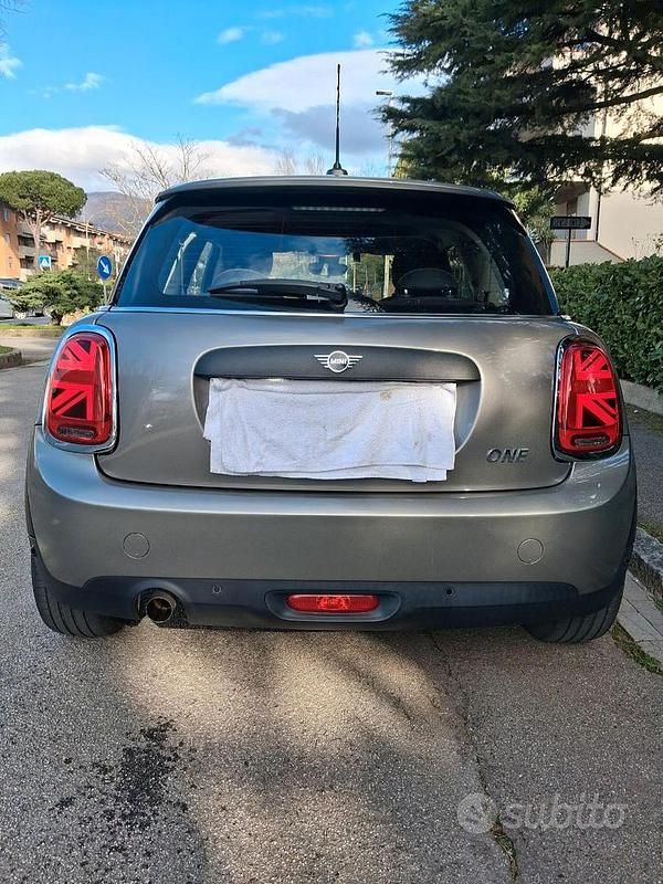 Usata Mini ONE 75 CV (55 kW) 2019 Grigio Utilitaria