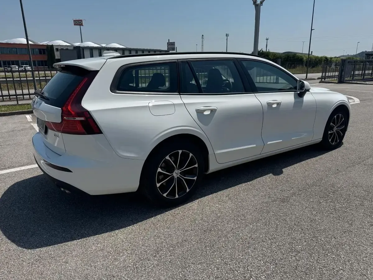 Usata Volvo V60 Momentum 197 CV (144 kW) 2022 Bianco Station wagon