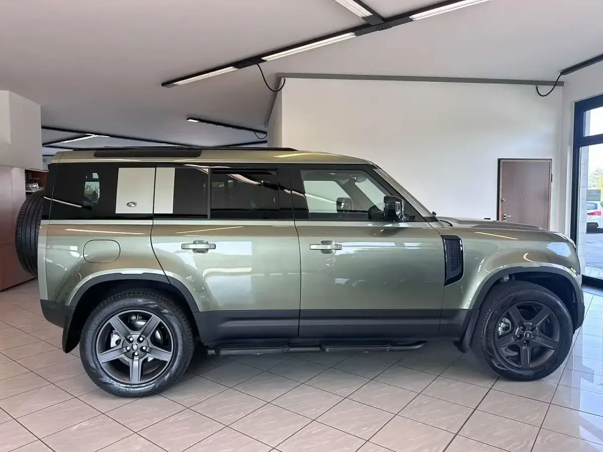 Usata Land Rover Defender SE 200 CV (147 kW) 2024 Verde SUV