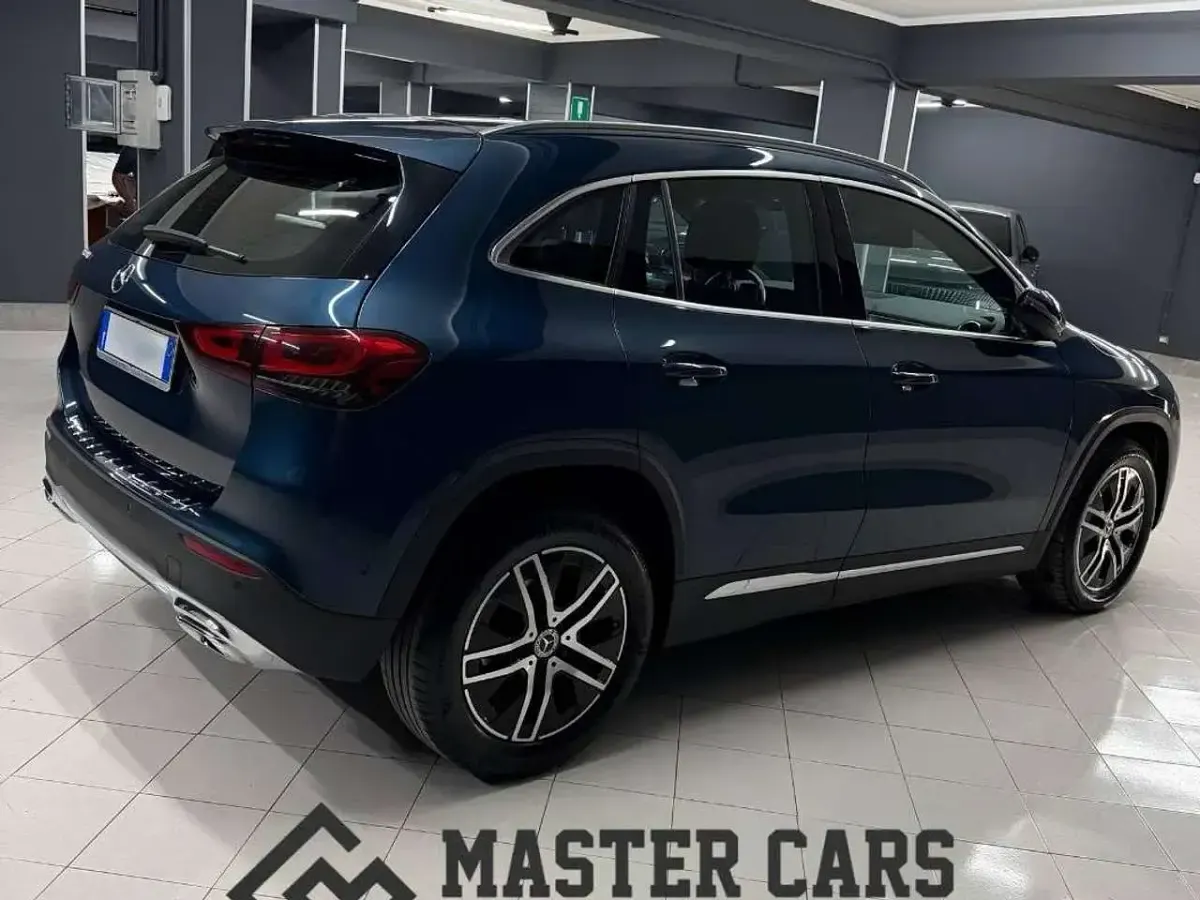 Usata Mercedes GLA200 150 CV (110 kW) 2022 Blu denim SUV