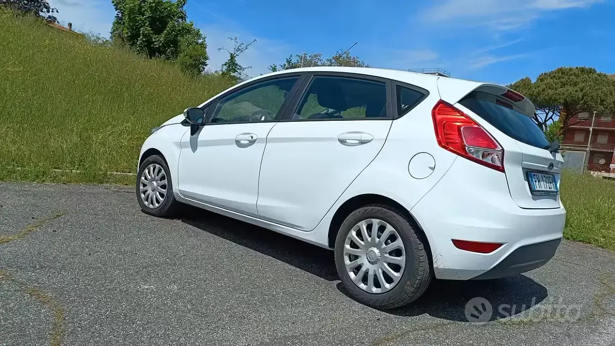 Usata Ford Fiesta 82 CV (60 kW) 2017 Bianco Utilitaria