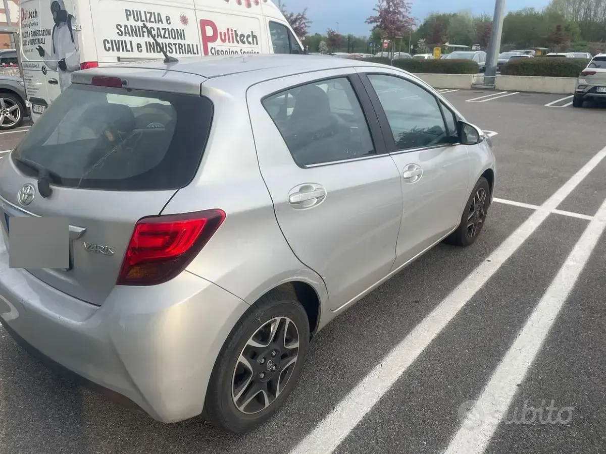 Usata Toyota Yaris 69 CV (50 kW) 2015 Grigio Utilitaria