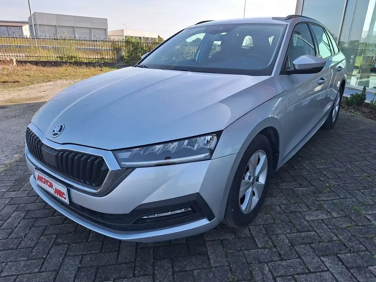 Usado Skoda Octavia G-TEC Executive 131 CV (96 kW) 2021 Plateado Familiar