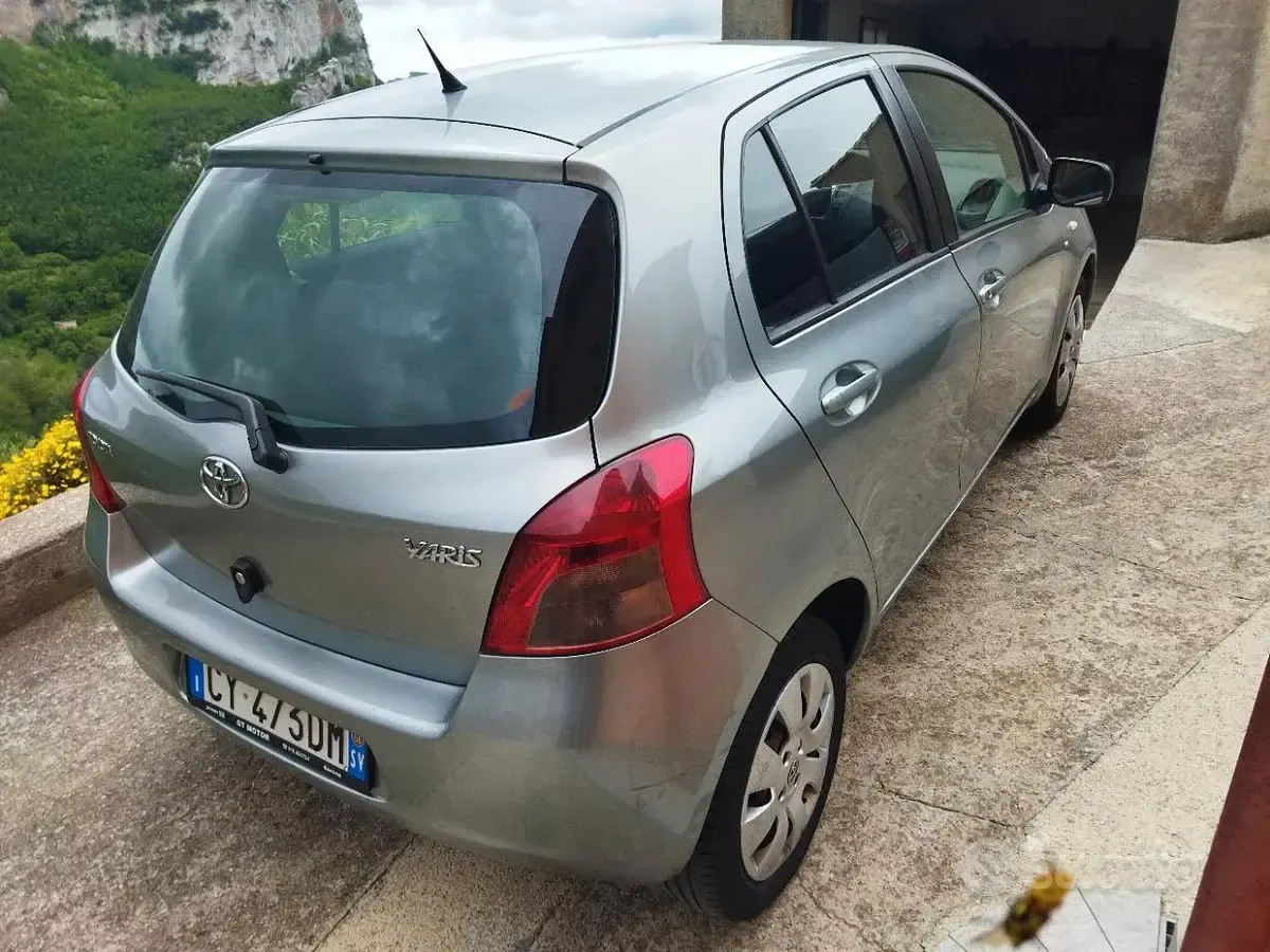Usata Toyota Yaris 90 CV (66 kW) 2006 Grigio Utilitaria