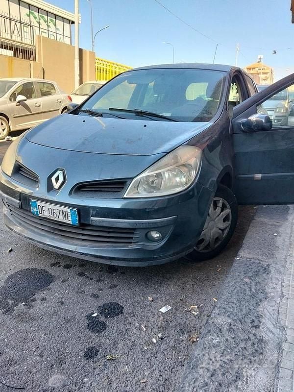 Grigio Usata 2007 Renault Clio III Tre volumi | 550 € (Ottimo prezzo) - Immagine 1/4