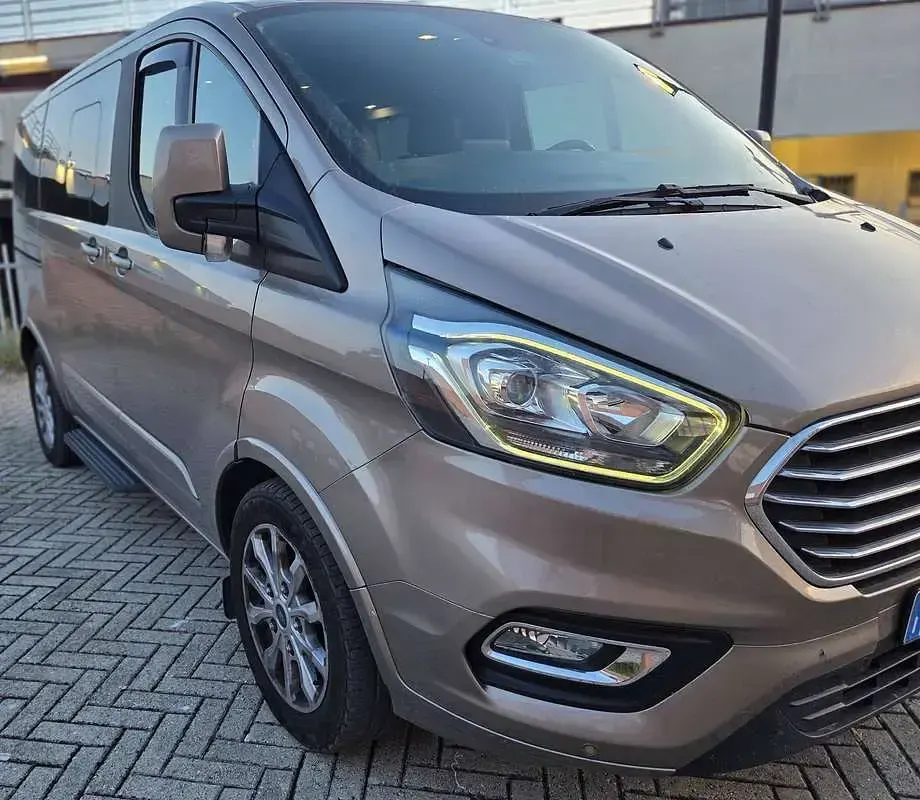 Usata Ford Tourneo Custom Titanium 131 CV (96 kW) 2022 Bronzo Furgone