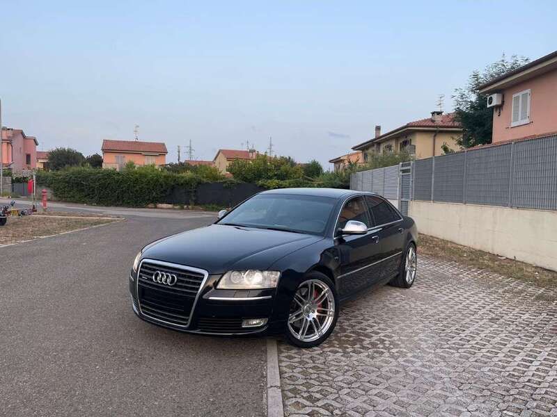 Nero Usata 2008 Audi A8 Tre volumi | 7500 € (Buon prezzo) - Immagine 1/4