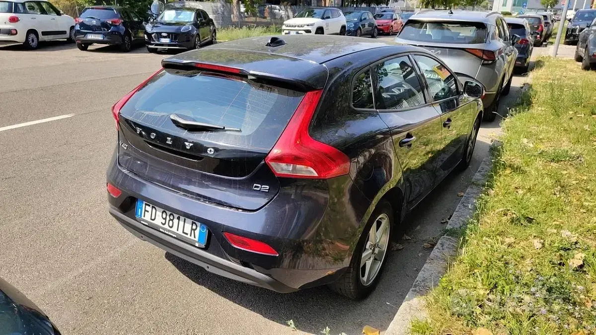 Usata Volvo V40 Kinetic 150 CV (110 kW) 2016 Nero Berlina