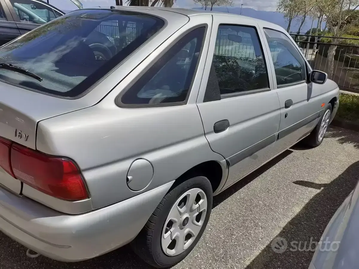 Usata Ford Escort Ghia 88 CV (64 kW) 1997 Grigio Berlina