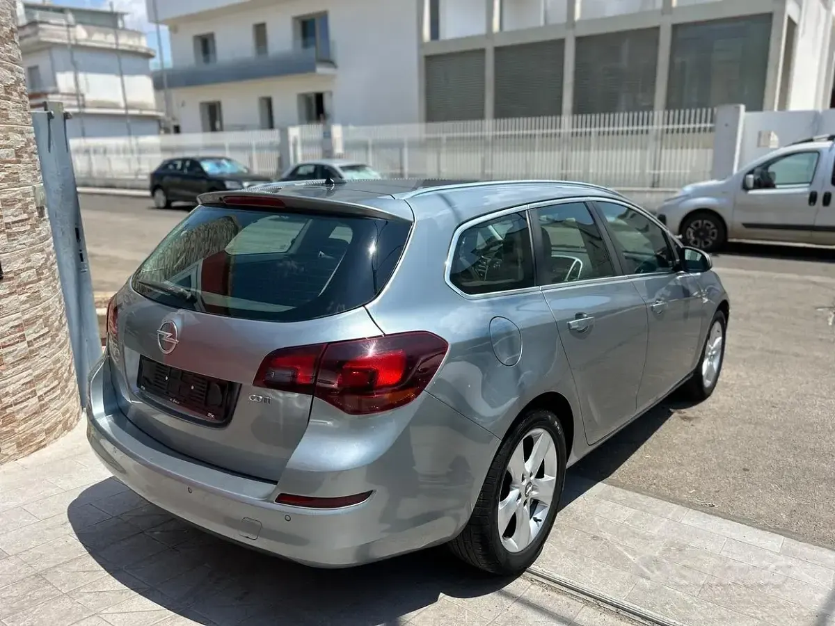 Usata Opel Astra 110 CV (80 kW) 2011 Blu Berlina