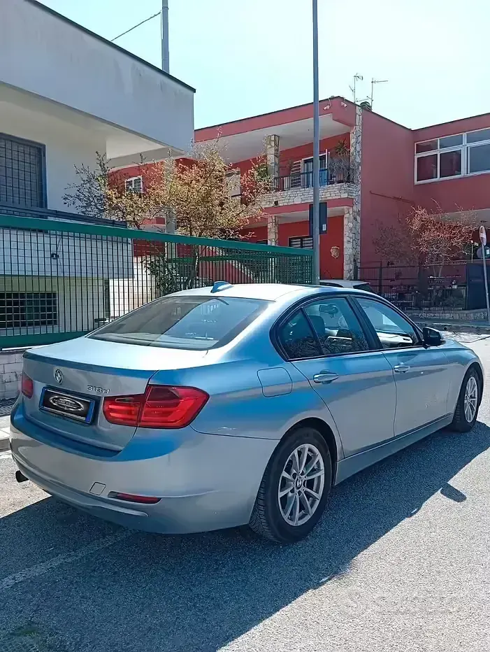 Begagnad BMW 318 Luxury Line 143 HK (105 kW) 2013 Grå Sedan