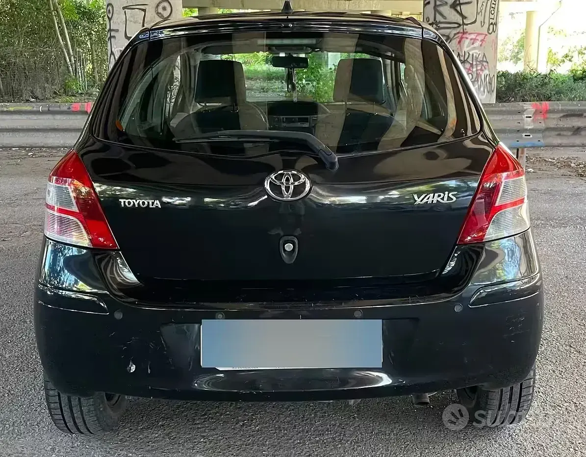Usata Toyota Yaris 90 CV (66 kW) 2010 Nero Utilitaria