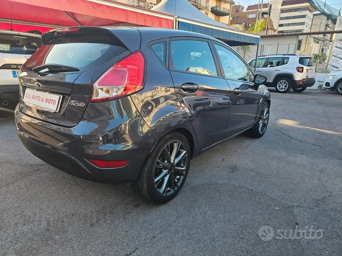 Usata Ford Fiesta Titanium 95 CV (69 kW) 2014 Grigio Utilitaria