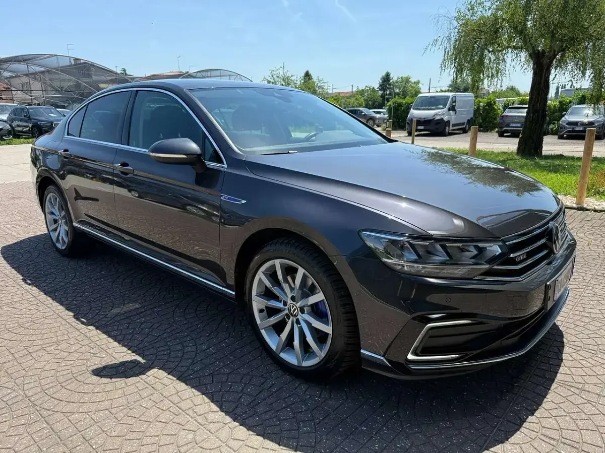 Usata VW Passat GTE 156 CV (114 kW) 2020 Grigio Berlina