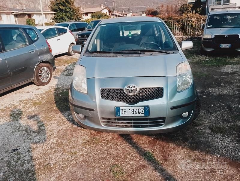 Usata Toyota Yaris Sol 69 CV (50 kW) 2006 Grigio Berlina