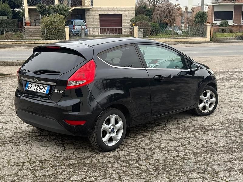 Usata Ford Fiesta 60 CV (44 kW) 2011 Nero Berlina