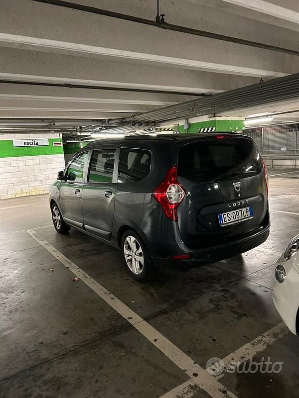 Begagnad Dacia Lodgy Lauréate 107 HK (78 kW) 2013 Minibuss