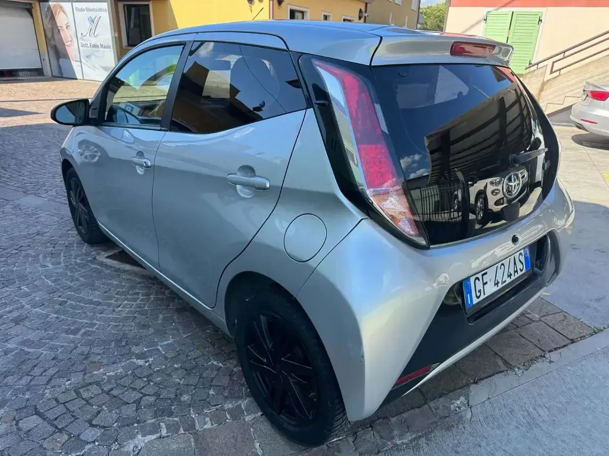 Usata Toyota Aygo Cool 69 CV (50 kW) 2015 Argento Utilitaria