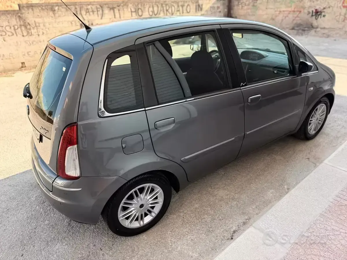 Usata Lancia Musa 90 CV (66 kW) 2008 Grigio Monovolume