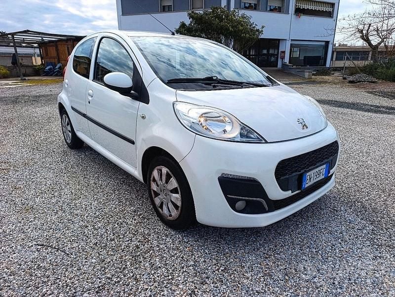Usata Peugeot 107 Active 68 CV (50 kW) 2012 Bianco Utilitaria