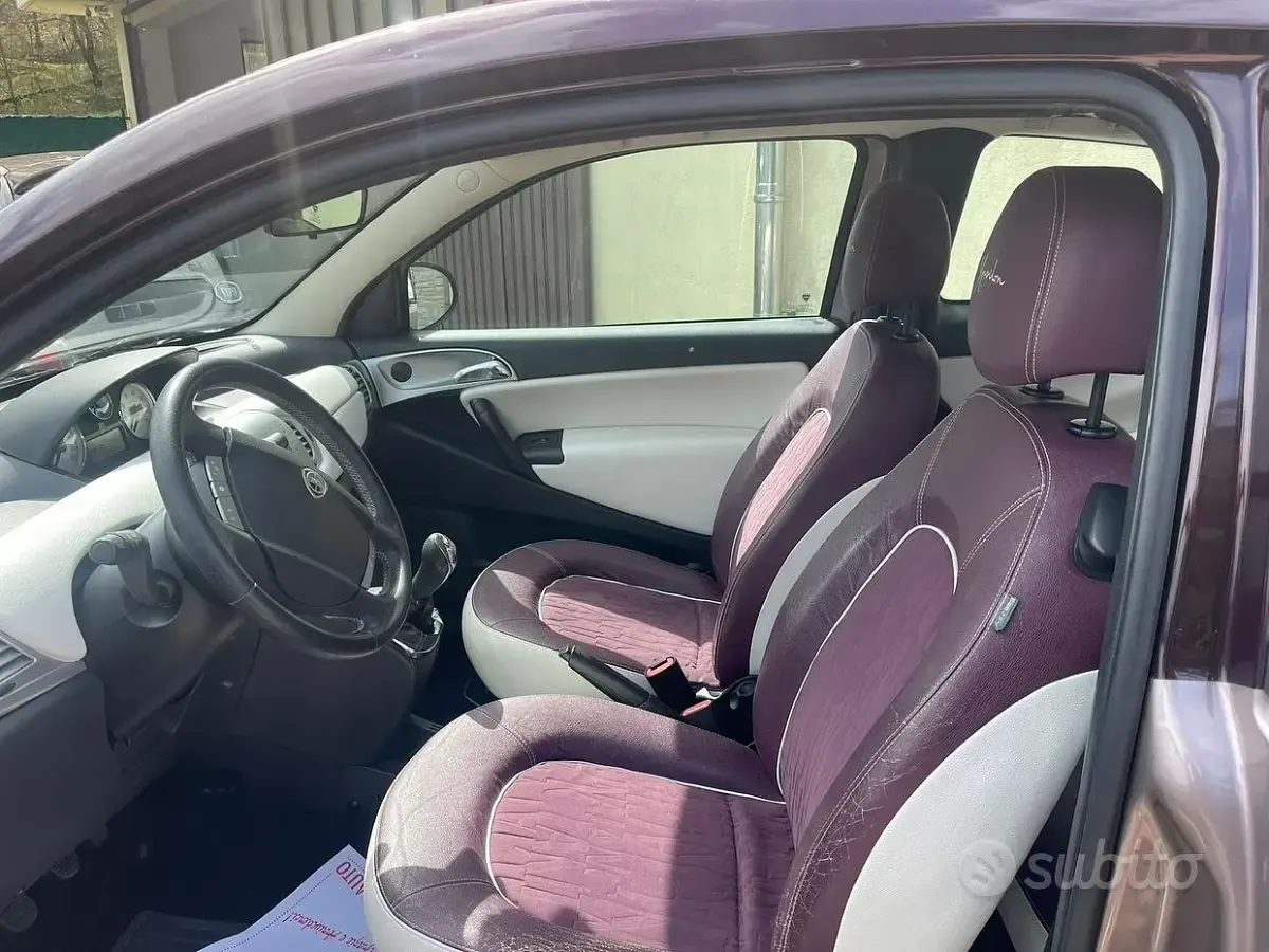 Usata Lancia Ypsilon 75 CV (55 kW) 2011 Viola Utilitaria