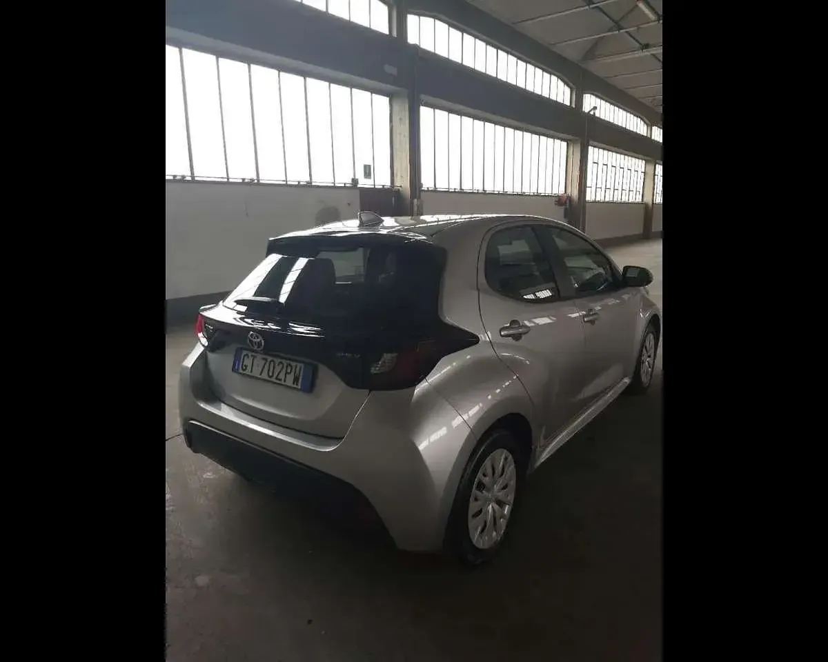 Usata Toyota Yaris Hybrid Active 92 CV (67 kW) 2024 Argento Berlina