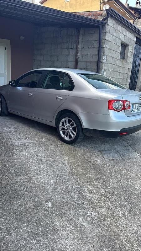Usata VW Jetta 105 CV (77 kW) 2005 Grigio Berlina