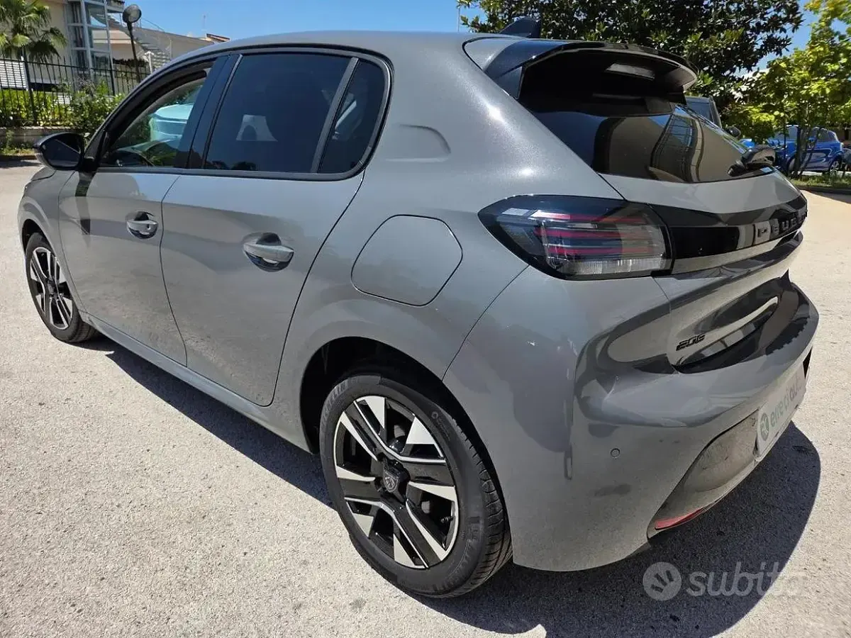 Usata Peugeot 208 Allure 101 CV (74 kW) 2025 Grigio Utilitaria