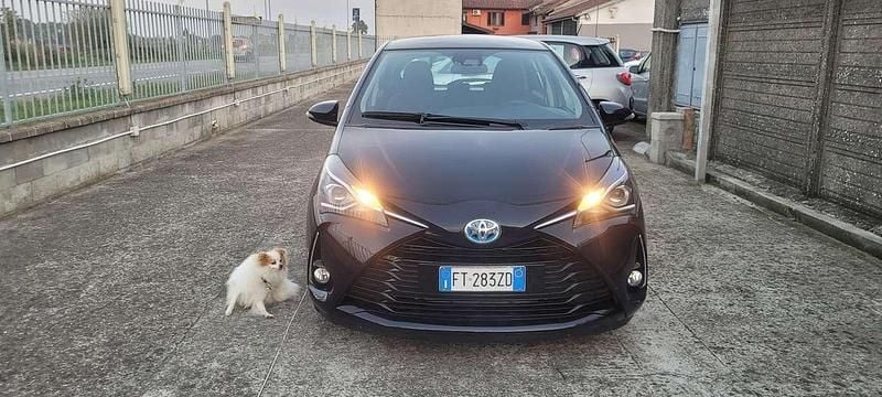 Usata Toyota Yaris Hybrid Cool 73 CV (53 kW) 2019 Blu Berlina