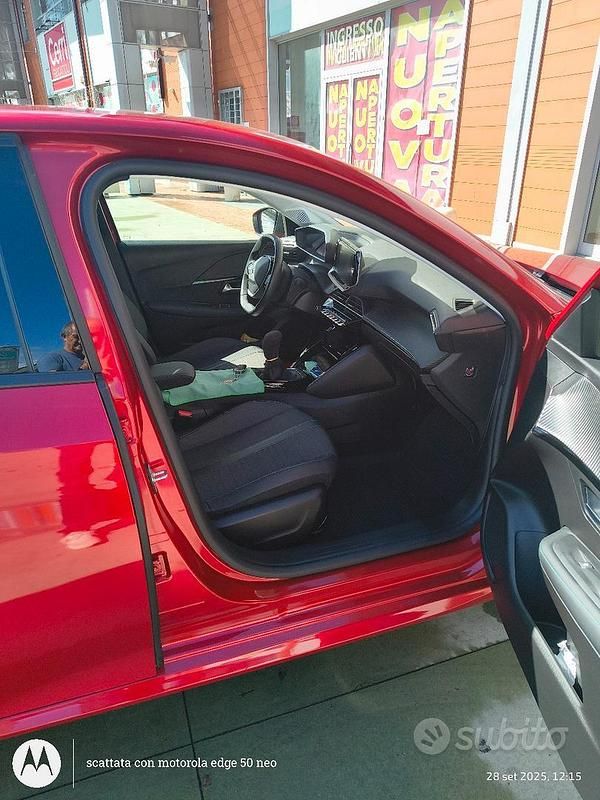 Usata Peugeot 208 Allure 75 CV (55 kW) 2022 Rosso Utilitaria