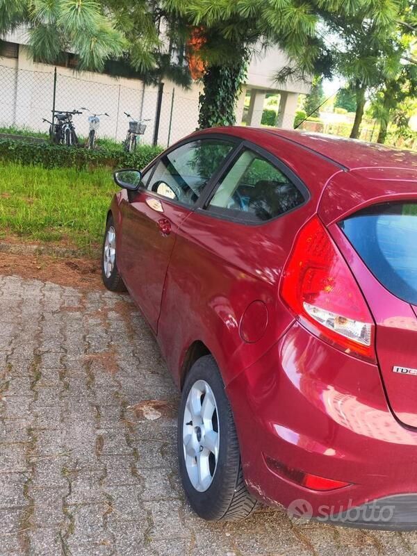 Usata Ford Fiesta 2011 Rosso Utilitaria