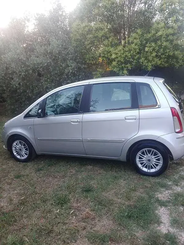 Usata Lancia Musa Gold 95 CV (69 kW) 2011 Argento Monovolume