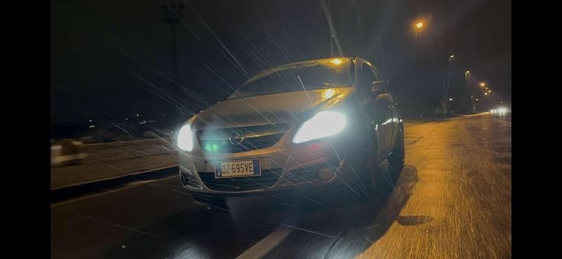 Usata Opel Corsa Enjoy 80 CV (58 kW) 2009 Berlina