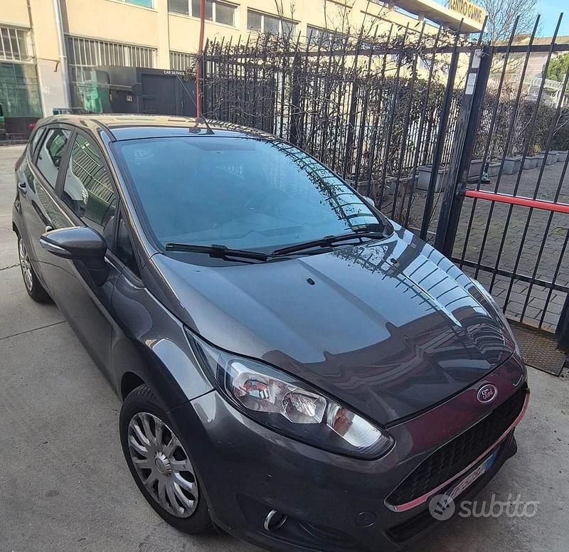 Usata Ford Fiesta 75 CV (55 kW) 2016 Grigio Berlina