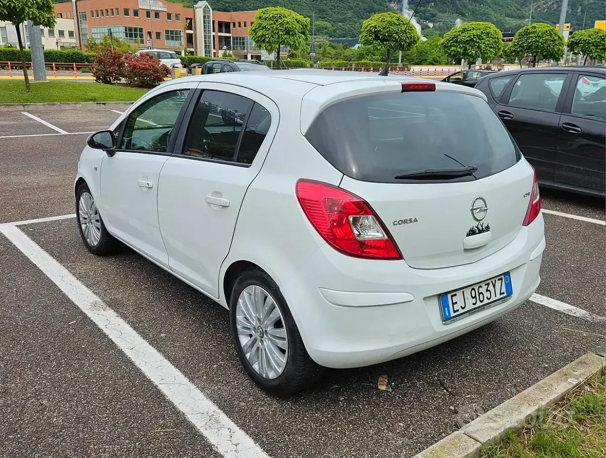 Usata Opel Corsa 75 CV (55 kW) 2011 Bianco Utilitaria