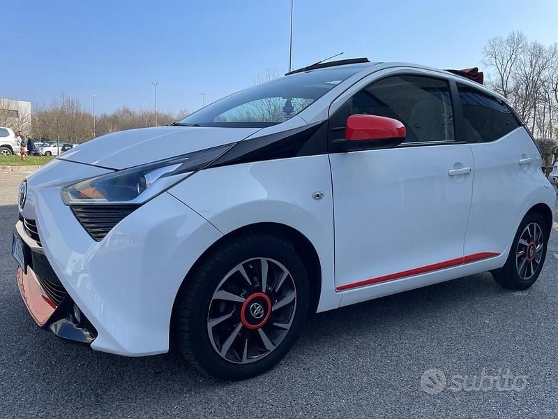 Usata Toyota Aygo Connect Style 72 CV (52 kW) 2019 Bianco Utilitaria
