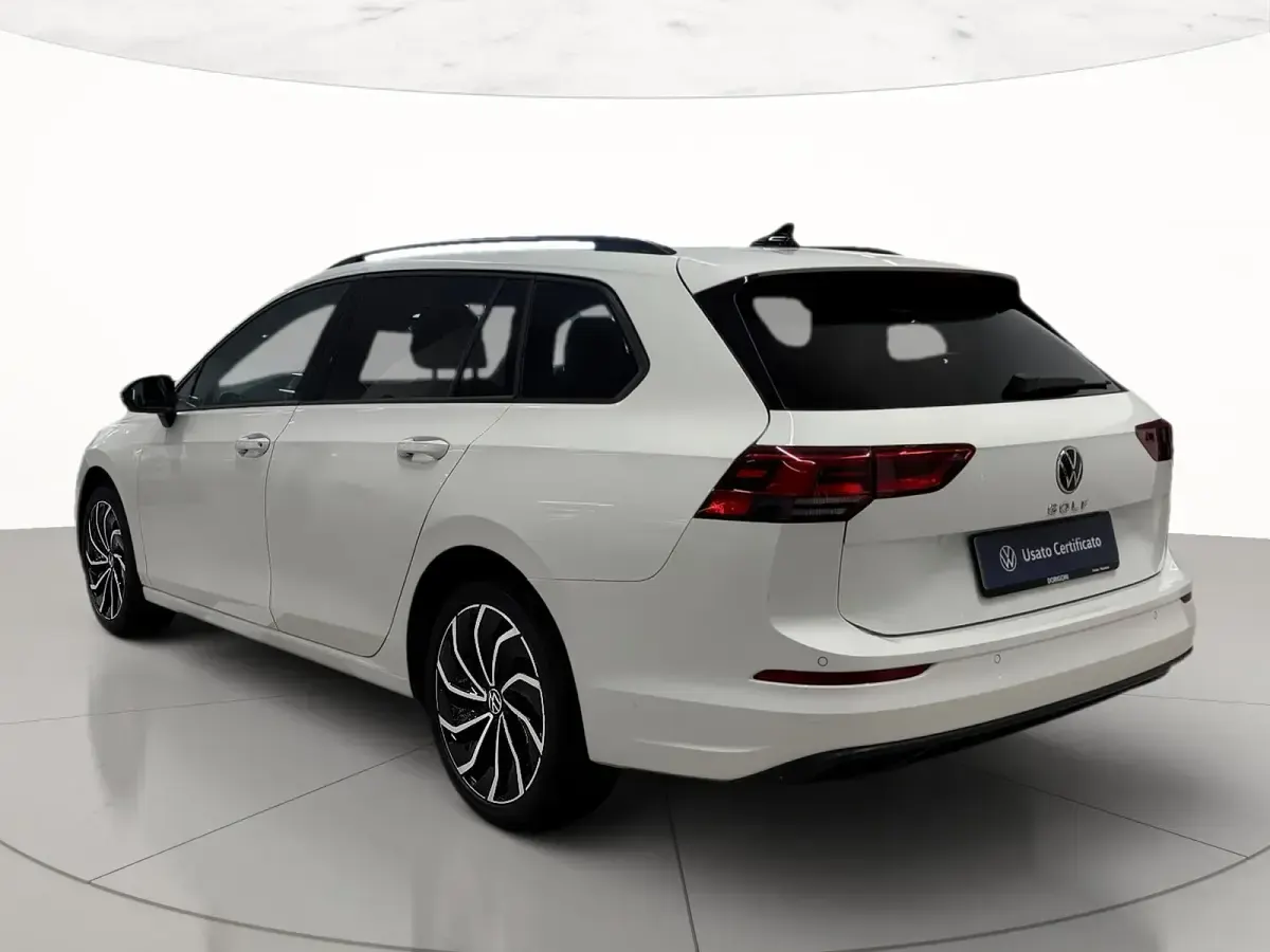 Usata VW Golf VIII Life 115 CV (84 kW) 2023 Pure white Station wagon