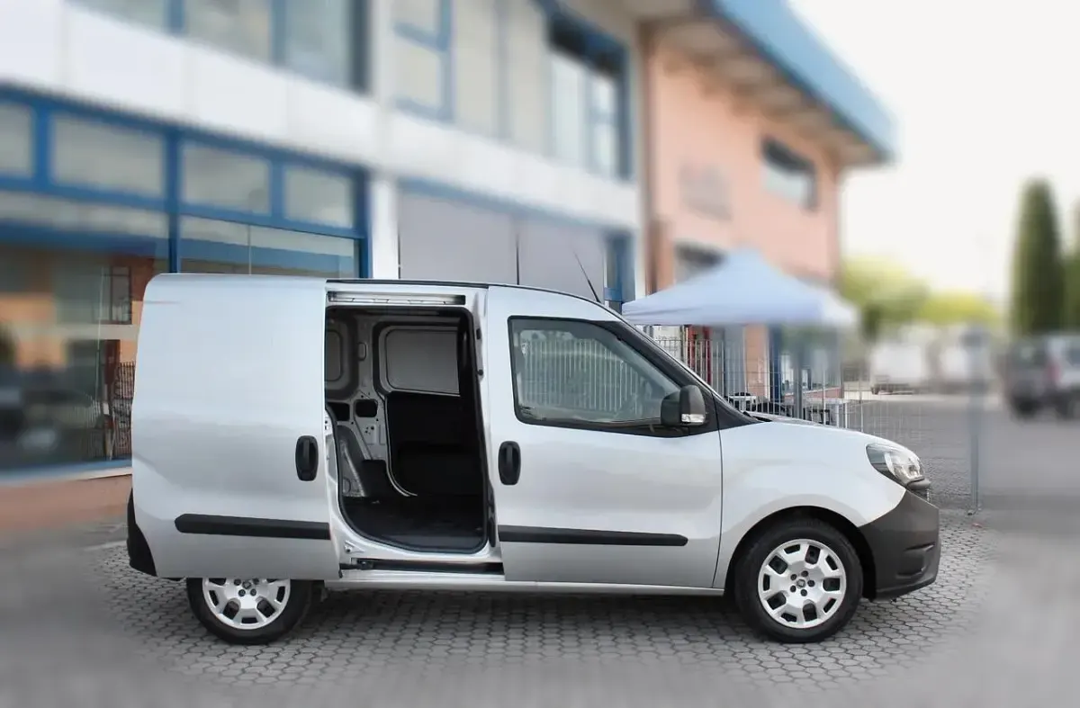 Usata Fiat Doblò Lounge 120 CV (88 kW) 2021 Argento Monovolume