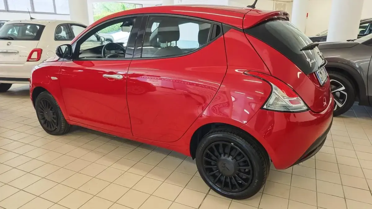 Usata Lancia Ypsilon Silver 69 CV (50 kW) 2023 Rosso Utilitaria