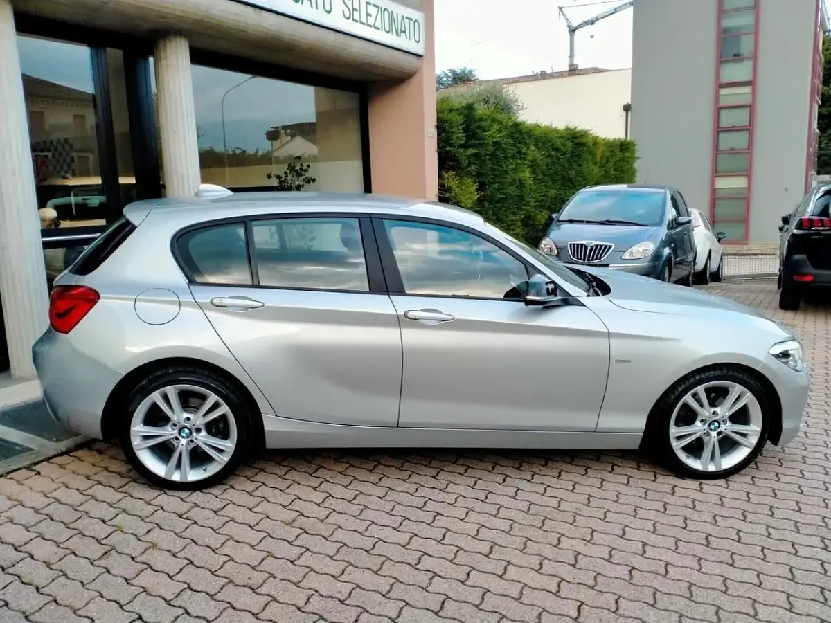 Usata BMW 120 Sport Line 190 CV (139 kW) 2018 Argento Berlina