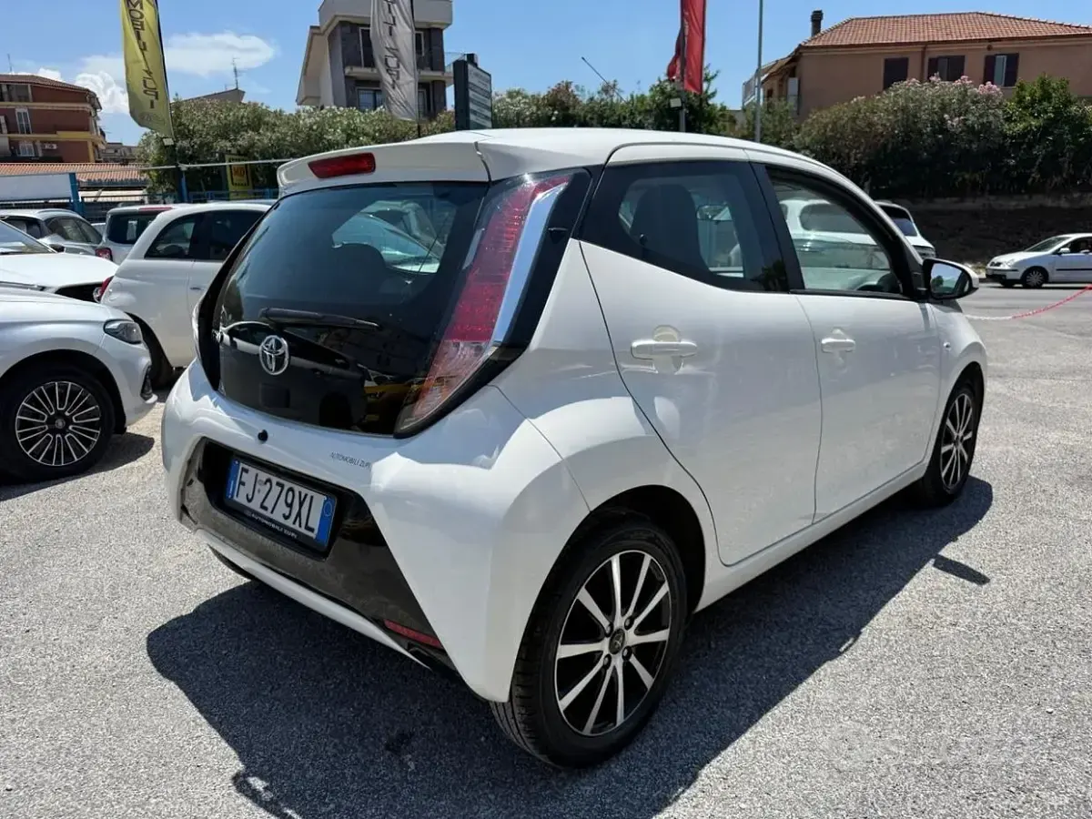 Usata Toyota Aygo 69 CV (50 kW) 2017 Bianco Utilitaria
