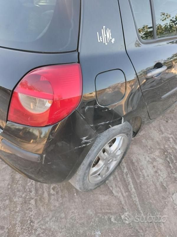 Usata Renault Clio II LE 54 CV (39 kW) 2008 Grigio Berlina