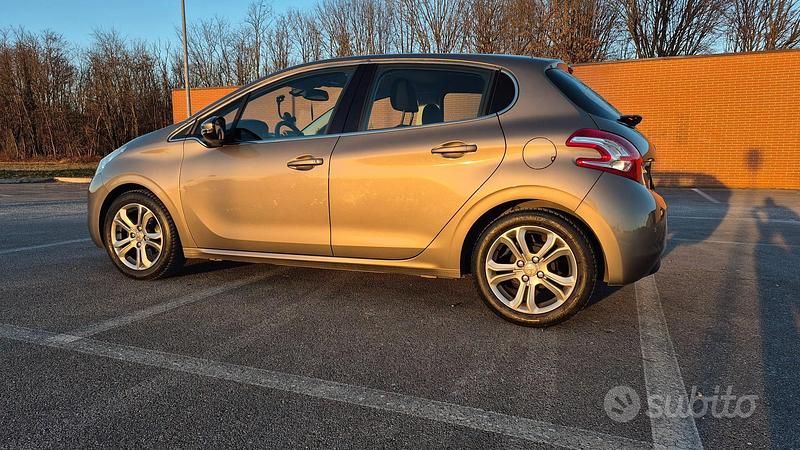 Grigio Usata 2015 Peugeot 208 Allure Due volumi | 8000 € (Buon prezzo) - Immagine 1/4