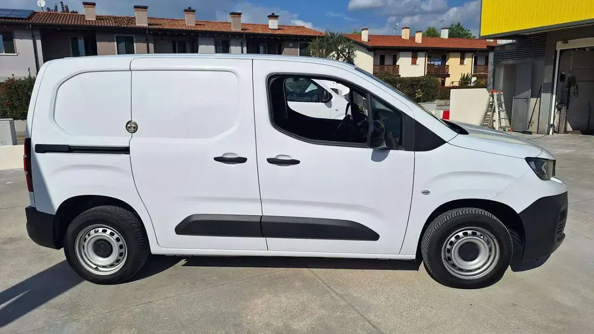 Usata Peugeot Partner Premium 102 CV (75 kW) 2023 Bianco pastello Monovolume