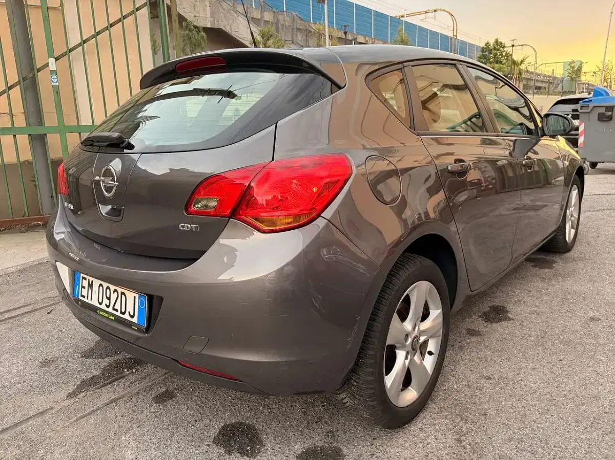 Usata Opel Astra Cosmo 110 CV (80 kW) 2012 Grigio Berlina