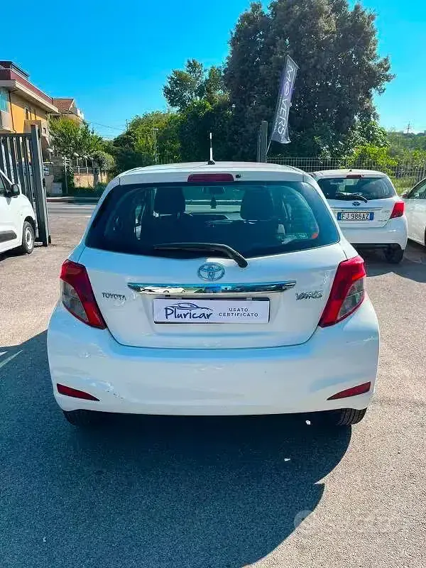 Usata Toyota Yaris Lounge 90 CV (66 kW) 2013 Bianco Utilitaria