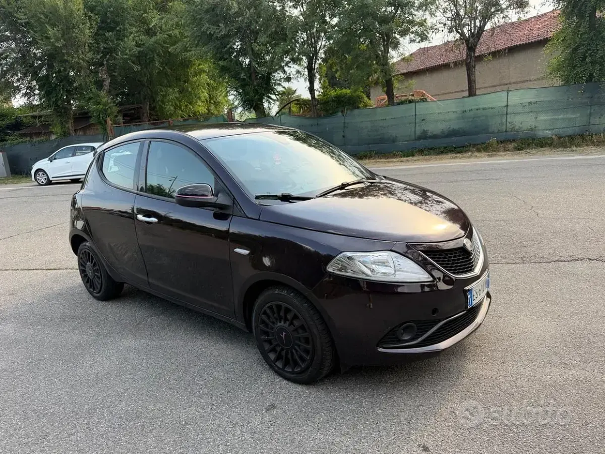 Usata Lancia Ypsilon 69 CV (50 kW) 2013 Viola Utilitaria
