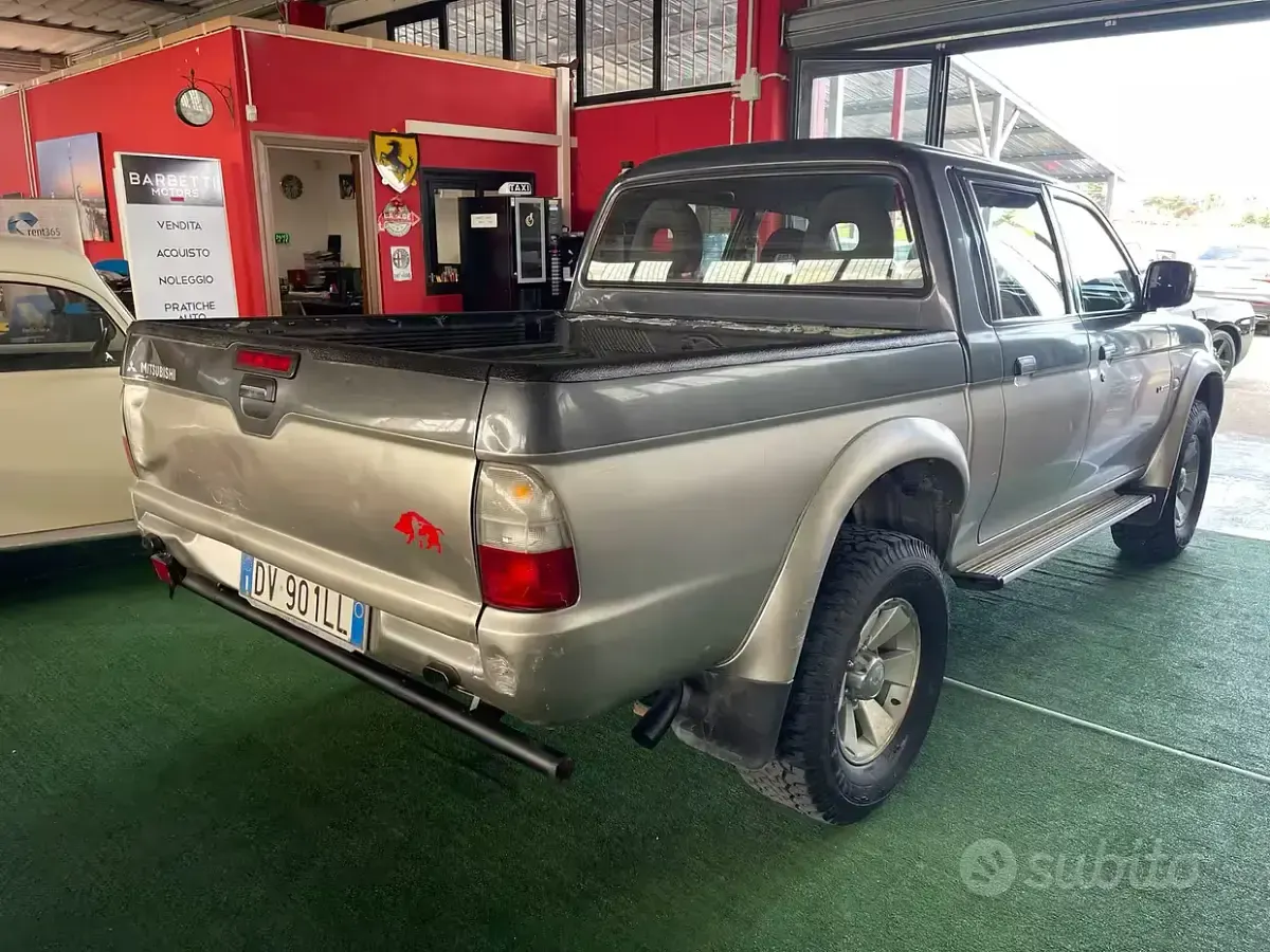 Usata Mitsubishi L200 115 CV (84 kW) 2005 Grigio Pick-up